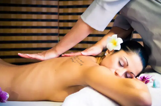 Masaż Lomi Lomi: Na czym polega hawajski rytuał uzdrawiania?