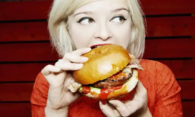 Jedz burgera elegancko: Sekrety stabilnego chwytu i sztućców