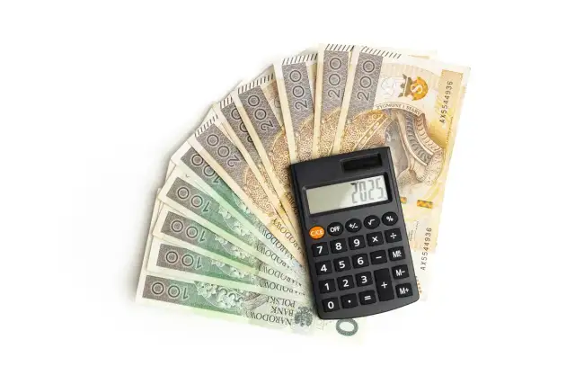 Kalkulator na tle polskich banknotów 100 i 200 zł.