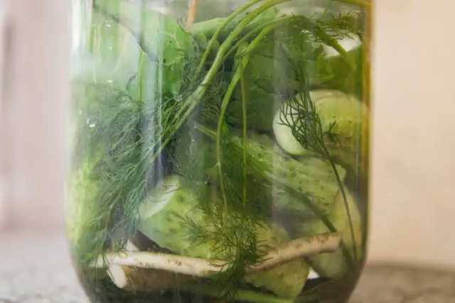 Jaka woda do ogórków kiszonych: gotowana czy surowa dla lepszego smaku?