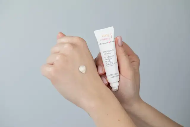 Jaka maść na usta po makijażu permanentnym? Poznaj skuteczne preparaty.