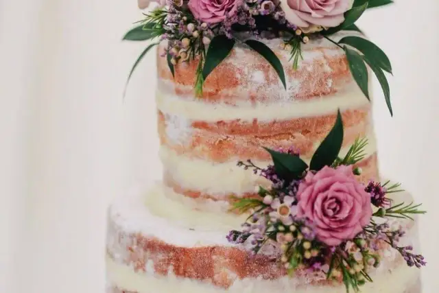 Jakie kwiaty na tort komunijny? Wybierz idealne dekoracje na ten wyjątkowy dzień