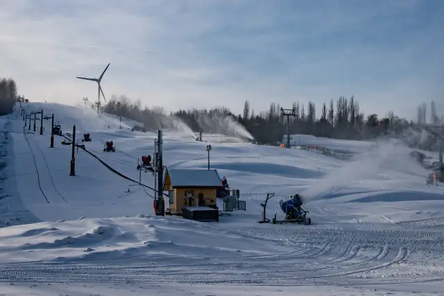 Łódź na narty? Kamieńsk czy Świętokrzyskie? Wybierz idealny stok!