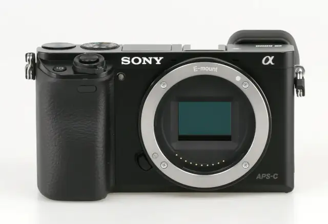 Sony A6000 - Czy ten aparat wciąż ma sens? Test i opinia