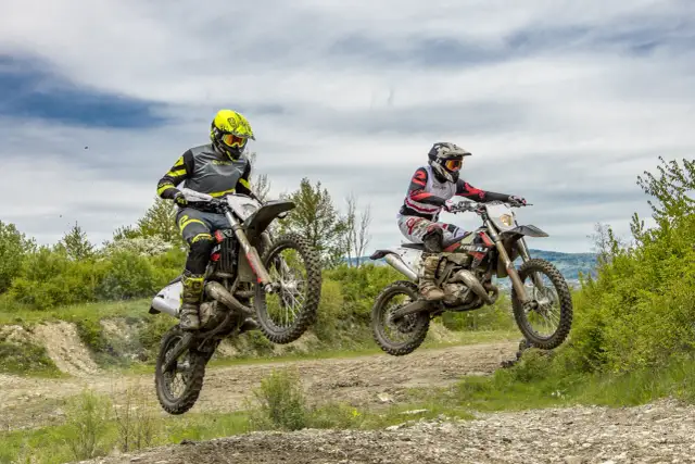Co je to enduro? Zjawić, jak różni się od motocrossu i jakie ma zasady