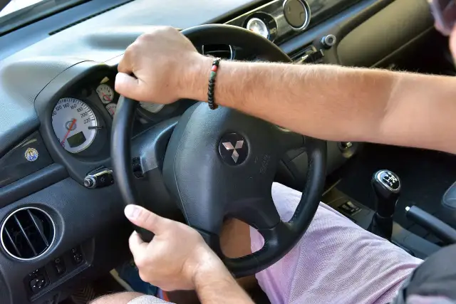 Ręce na kierownicy, kontrolki na desce rozdzielczej. Czyżby **elektryczne wspomaganie kierownicy usterki** dawały o sobie znać?