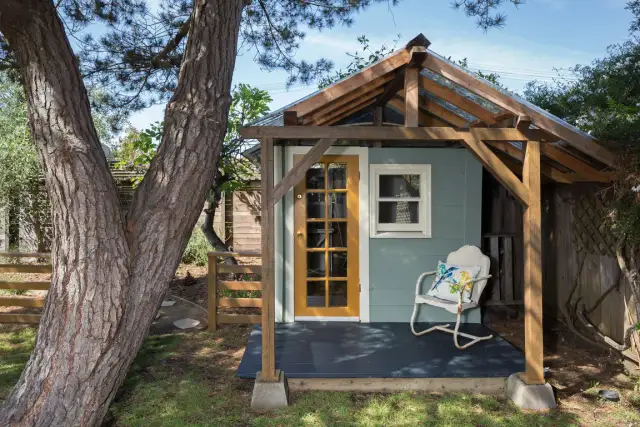 Jak przekształcić budynek gospodarczy na domek letniskowy bez problemów