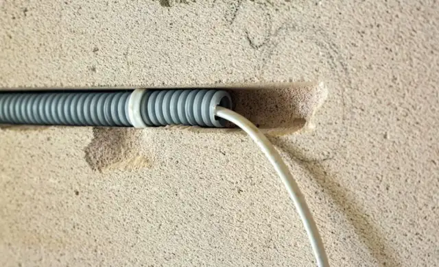 Jak przeciągnąć kabel przez peszel bez pilota? Skuteczne metody