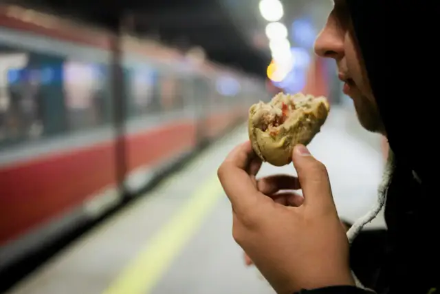 Jak sprawdzić czy w pociągu jest wars i uniknąć głodu w podróży