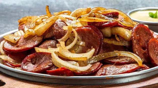 Jak zrobić kiełbasę na patelni - prosta receptura na pyszne danie