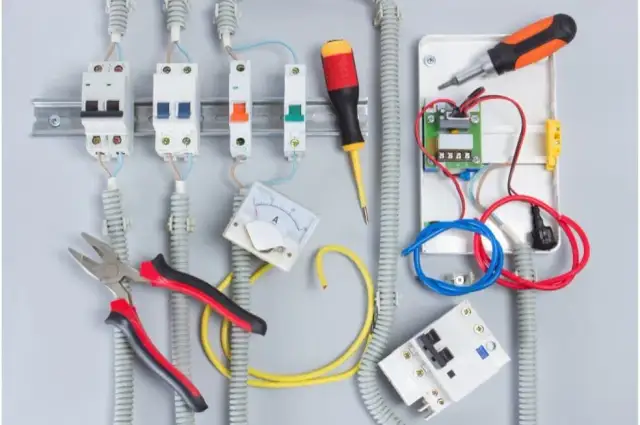 Jaki kabel do mieszkania w bloku? Nowoczesna instalacja krok po kroku