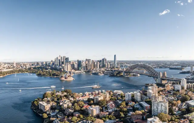 Widok na Sydney z Operą i mostem Harbour Bridge. Marzysz o podróży? Sprawdź, ile kosztuje wycieczka do Australii!
