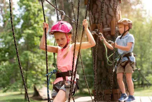 Park linowy dla dzieci: Jak wybrać bezpieczną przygodę i rozwój?