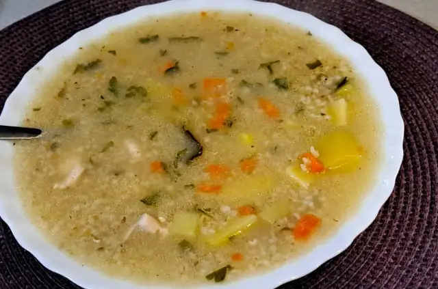 Jaką zupę na golonce wybrać? Sprawdź najlepsze przepisy!