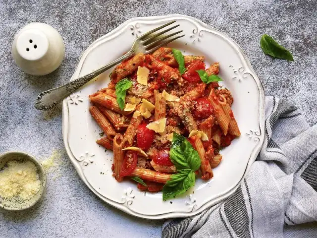 Szybkie dania z makaronem: 10 pomysłów na błyskawiczny obiad
