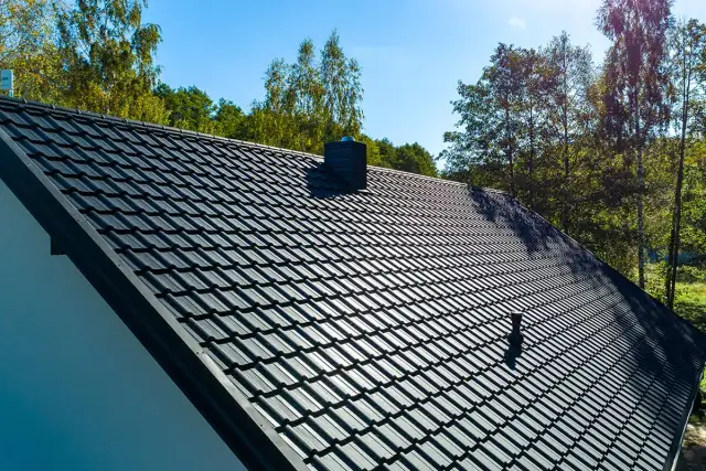 Dachówka czy blachodachówka różnica w cenie - co wybrać dla domu?