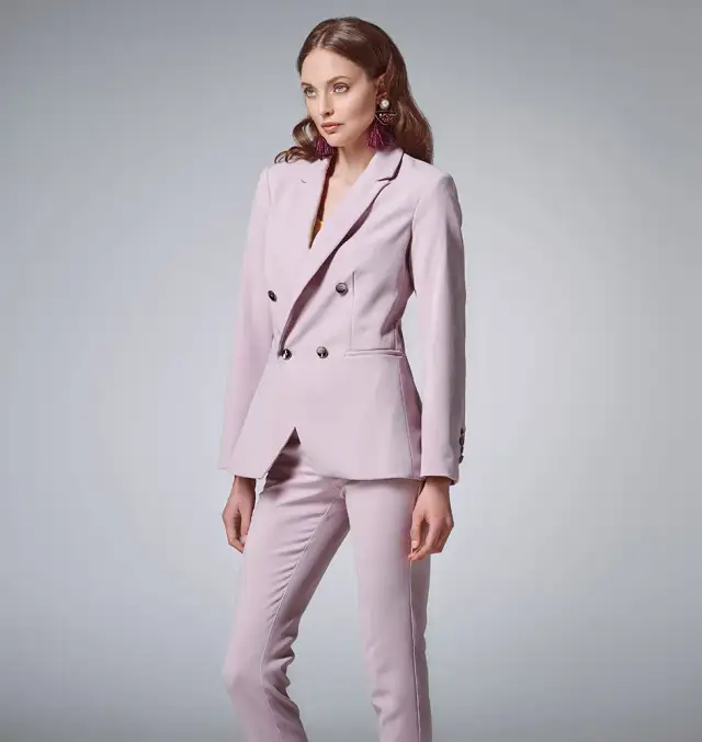 Jaki garnitur damski na wesele? 7 stylów, które zachwycą