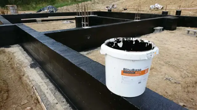 Malowanie fundamentów dysperbitem - skuteczna izolacja od A do Z