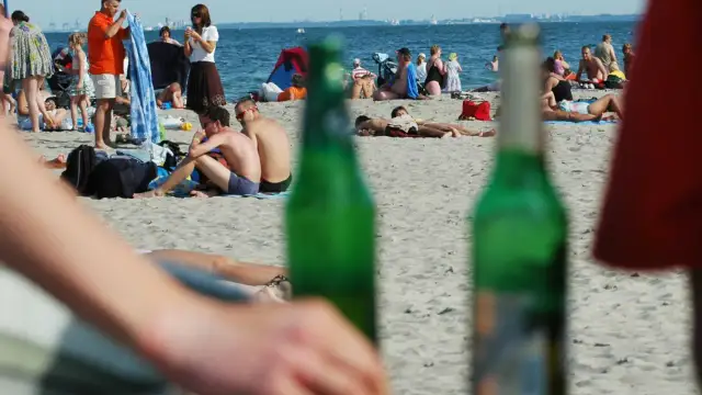 Czy na plaży można pić alkohol? Sprawdź przepisy i wyjątki