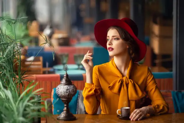 Jak wiązać bluzkę pod szyją, aby wyglądać stylowo i elegancko