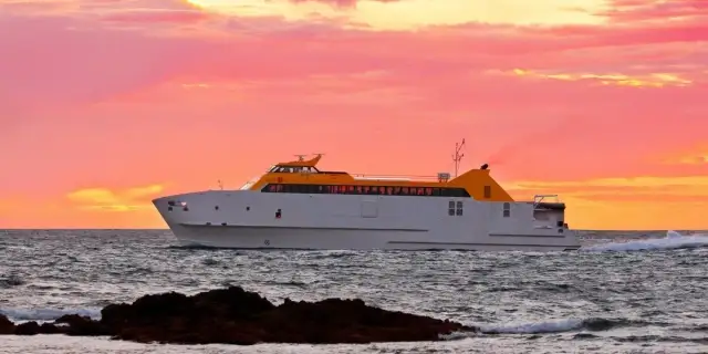 Ile płynie prom z Hiszpanii na Teneryfę? Czas rejsu i porady podróżne