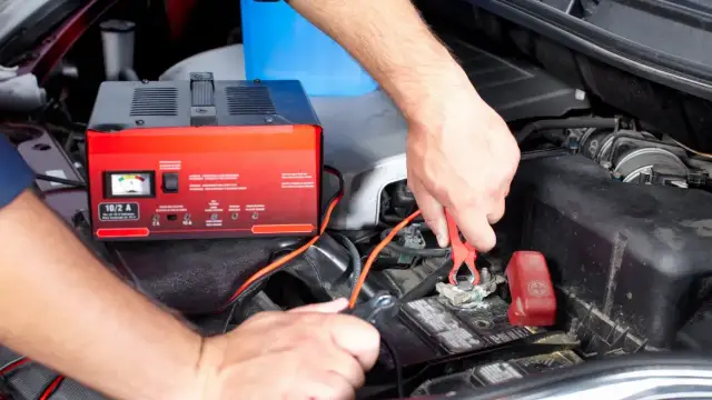 Czy można ładować akumulator motocyklowy prostownikiem samochodowym? Uważaj na ryzyko!