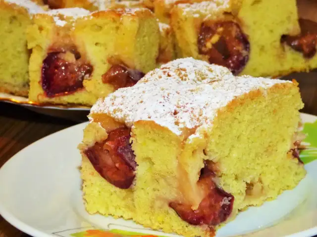 Ciasto ucierane ze śliwkami – prosty przepis na pyszny deser domowy