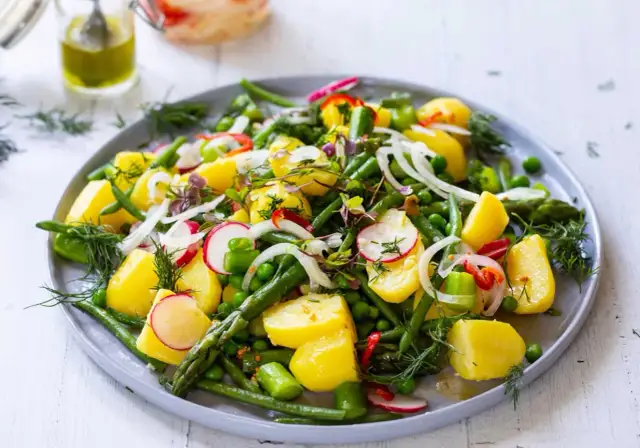 Idealne sałatki do grilla, które zachwycą Twoich gości i orzeźwią