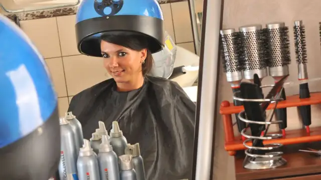 Jak farbować odrosty w domu: proste kroki i skuteczne triki