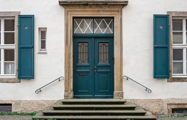 Co oznacza kiedy szukasz wyjścia z budynku we śnie - znaczenie i symbole