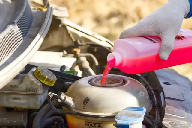 Płyn chłodniczy: Jak uzupełnić samodzielnie? Uniknij kosztownych błędów