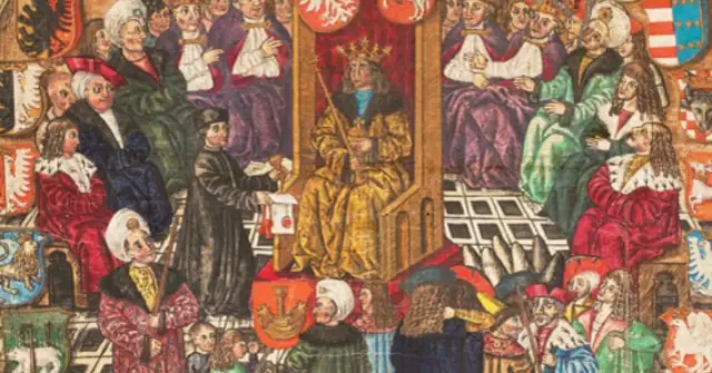 Król w złotej szacie, otoczony dworem, przygląda się scenie przypominającej początki historii polski stand up.