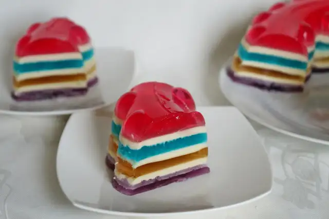 Jak zrobić dwukolorową galaretkę, która zachwyci każdego gościa