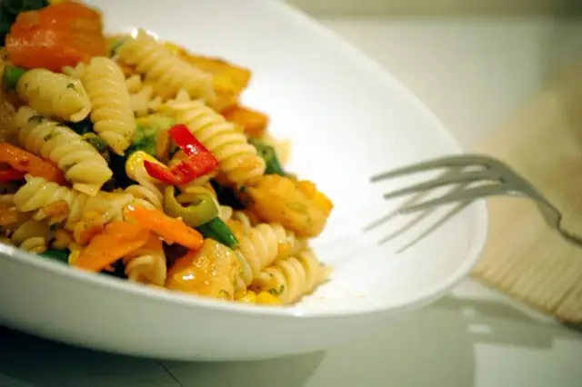 Najlepsze sosy do warzyw na patelni z makaronem - 5 przepisów