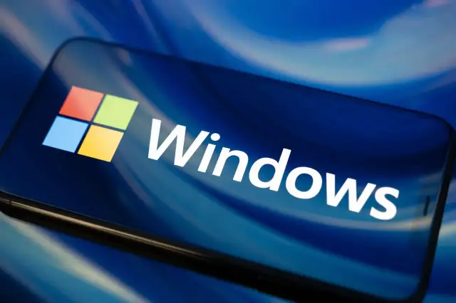 Logo Windows na ekranie smartfona. Dowiedz się, jak zablokować dostęp do internetu aplikacji Windows 10.