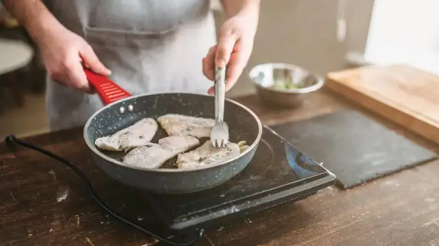 Jak smażyć rybę ze skórą, by była chrupiąca i soczysta?