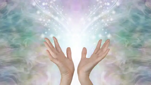 Dłonie otwarte ku górze, otoczone eteryczną, świetlistą mgiełką. Symbol nadziei i siły, by odnaleźć spokój i nauczyć się, jak żyć po zdradzie i nie zwariować.