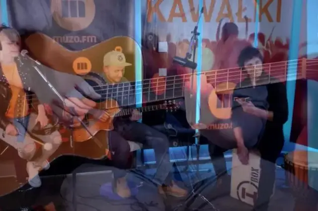 Kto śpiewa w reklamach Play? Poznaj artystów i ich hity