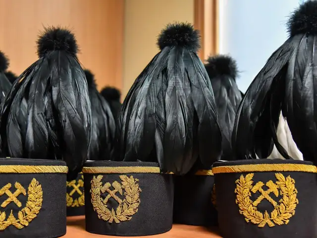 Czako górnika: Jaka tajemnica kryje się w kolorach pióropusza?