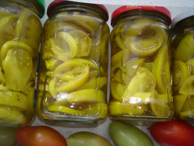 Jak zrobić sałatkę z zielonych pomidorów na zimę, by zachować smak