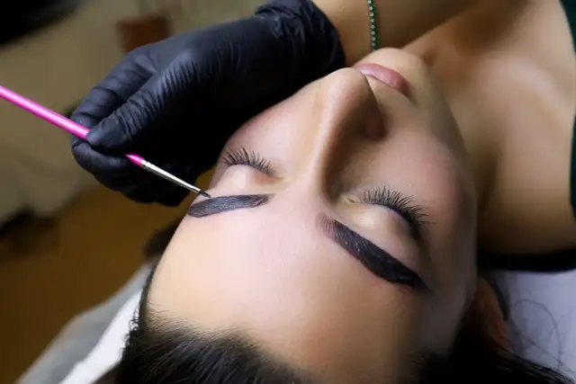 Dlaczego stylistki wybierają hennę w proszku? Kiedy sprawdza się najlepiej?