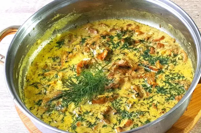 Jak zrobić sos z kurek w śmietanie – prosty przepis na pyszny smak