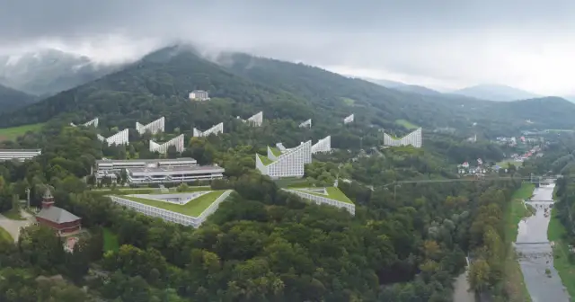 Ile jest piramid w Ustroniu? Zaskakujące fakty i ciekawostki