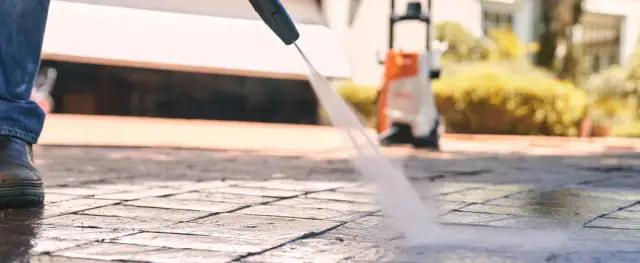 Skuteczne domowe sposoby na czyszczenie kostki brukowej bez chemii