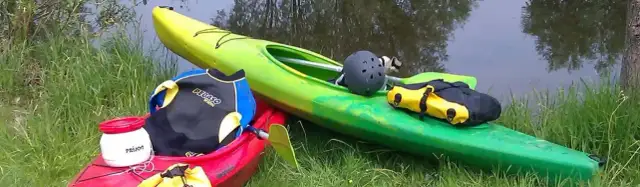 Co spakować na kajak? Niezbędnik na bezpieczną przygodę!