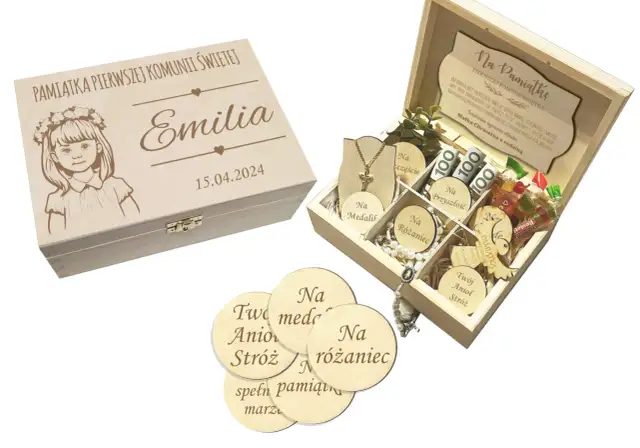 Drewniana szkatułka z pamiątkami na Komunię: medalik, różaniec, pieniądze, słodycze.