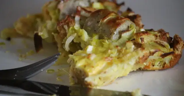 Pyszna zapiekanka z białą kiełbasą i porem, którą pokochasz na obiad