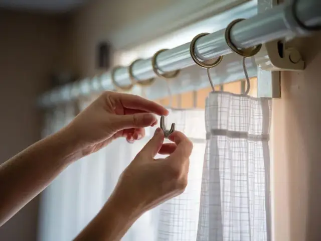 Jak powiesić firanki na haczyki - proste triki dla idealnego efektu