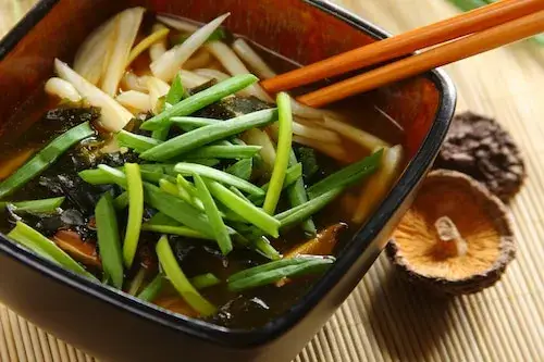 Jakie zupy z makaronem zachwycą Twoje podniebienie? Przepisy i inspiracje