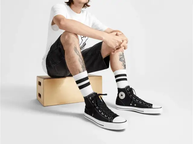 Stylizacje męskie z Converse: modne zestawy na każdą okazję bez błędów
